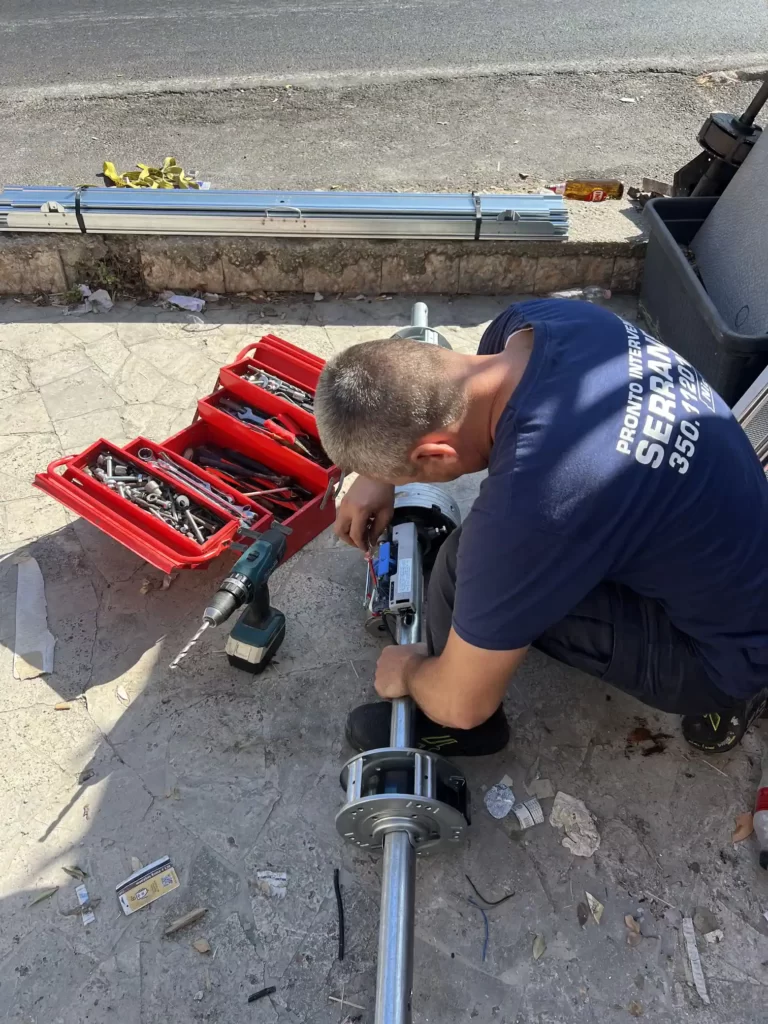 Tecnico mentre lavora alla motorizzazione delle serrande